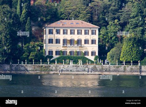 la casa di versace sul lago di como|Donatella Versace torna sul lago: compra villa Mondadori.